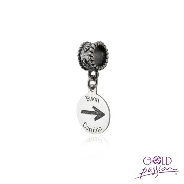 Charm realizado en plata con motivos de concha y flecha.