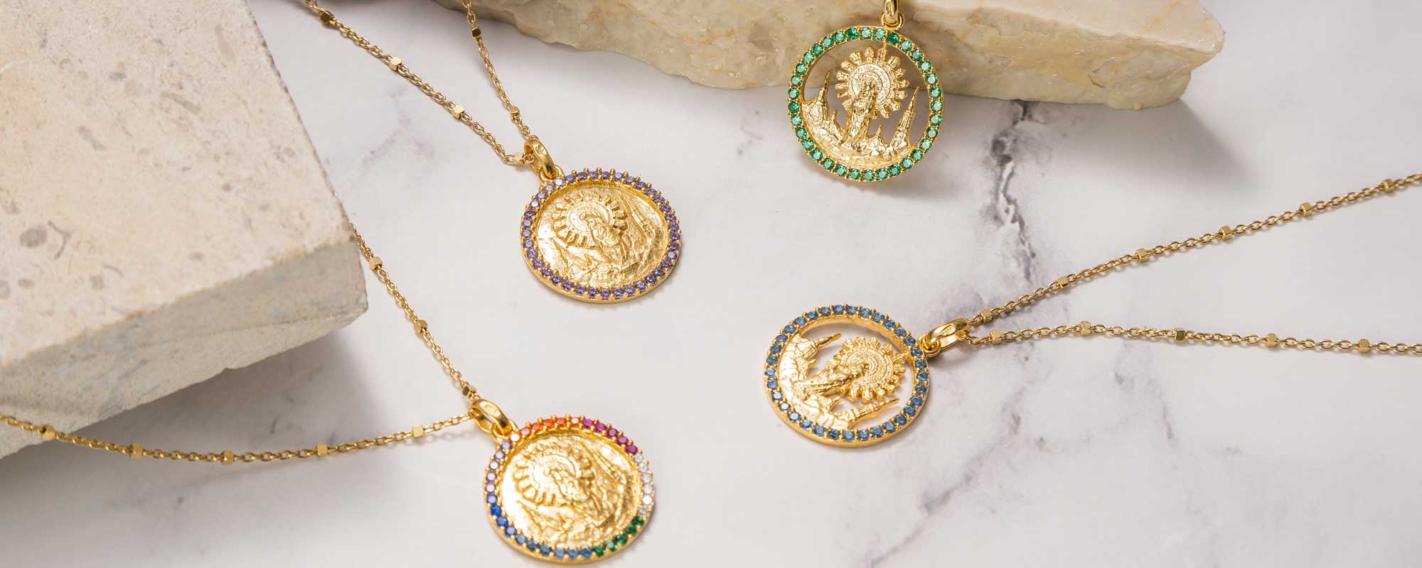 Medallas de la Virgen realizadas en oro y en plata bañada con circonitas.